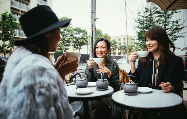 Gruppe japanischer Frauen, die Zeit in Tokio verbringen