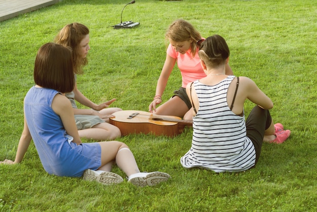 Gruppe Jugendlichen, die Spaß mit Gitarre haben