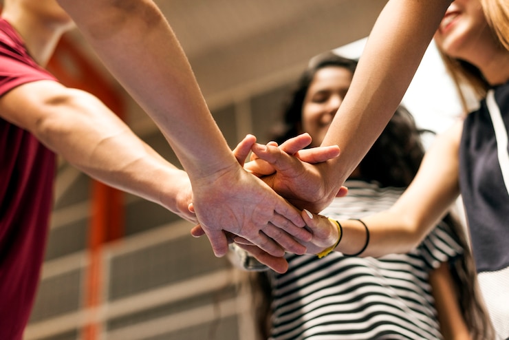 Foto gruppe jugendlichfreunde auf einem basketballplatzteamwork- und zusammengehörigkeitskonzept