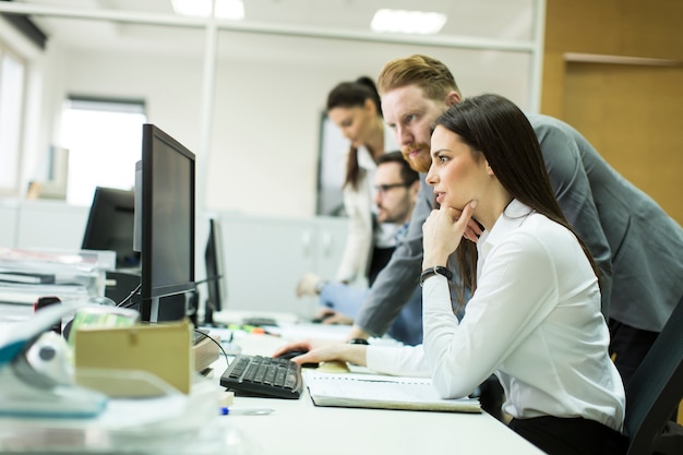 Gruppe junge Geschäftsleute in einer Sitzung im Büro