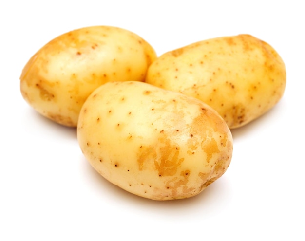 Gruppe junge Kartoffeln isoliert auf weißem Hintergrund. Neu ernten. Flache Lage, Ansicht von oben