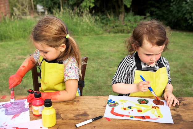 Gruppe junge Kinder, die Grafiken genießen