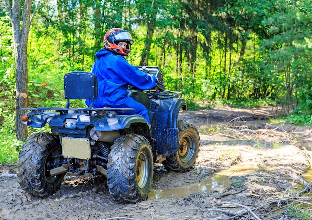 Gruppe junge Leute, die ATV auf Sandbahn reiten