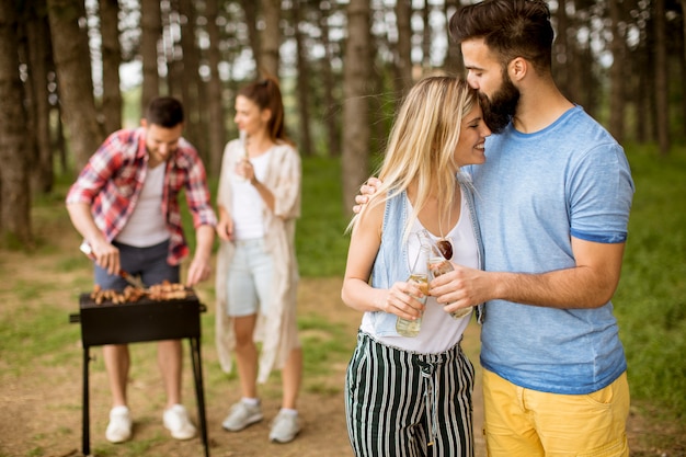 Gruppe junge Leute, die Grillparty in der Natur genießen