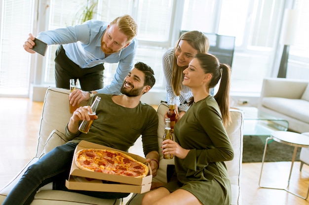 Gruppe junge Leute, die Pizza-Party haben