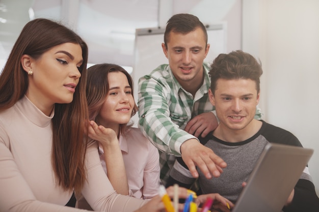 Gruppe junge Leute, die zusammen am Collegeklassenzimmer studieren