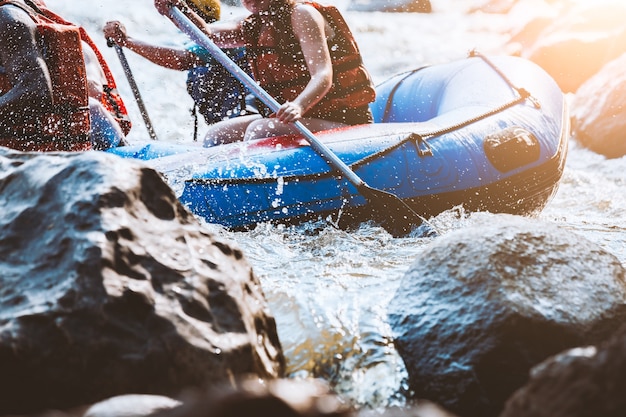 Gruppe junge Leute flößen in einen Fluss. Nahansicht