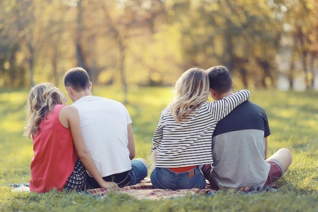 Gruppe junge Leute im Herbstpicknick