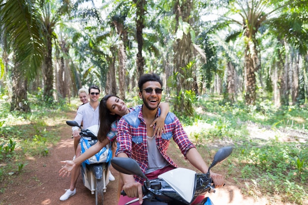 Gruppe junge Leute reisen in tropischen Wald