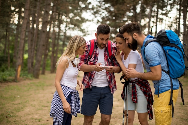 Gruppe junge Leute wandern im Berg am Frühlingstag