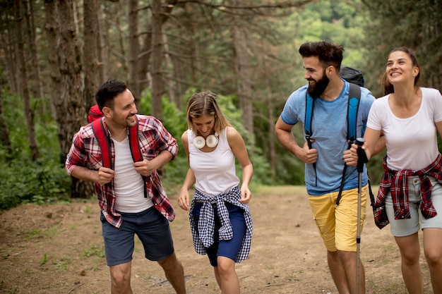 Gruppe junge Leute wandern im Berg am Frühlingstag