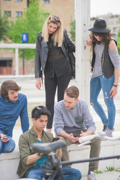 Gruppe junge multiethnische Freunde, die Spaß haben