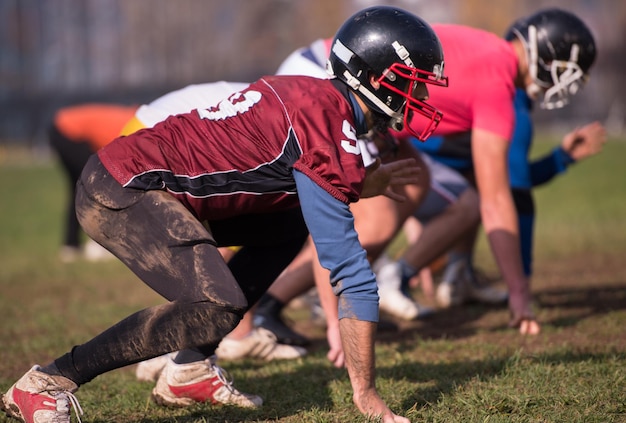 Gruppe junger American-Football-Spieler in Aktion während des Trainings auf dem Feld