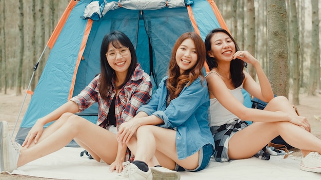 Foto gruppe junger asiatischer camperfreunde, die in der nähe von entspannung campen, genießen den moment im wald