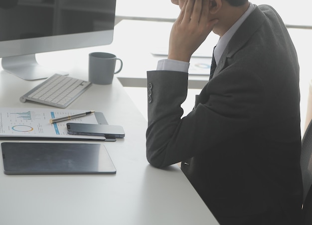 Gruppe junger asiatischer Geschäftsteams, kreative Geschäftsleute, Mitarbeiter im Büro Glücklich über erfolgreiche partnerschaftliche Teamarbeit, die Leistung und Erfolgskonzept feiert