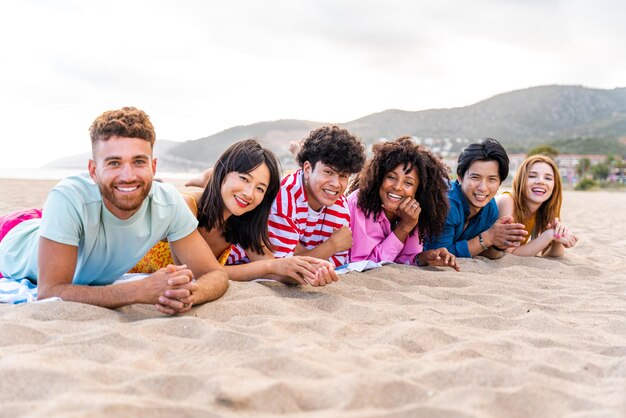 Gruppe junger bester Freunde, die sich im Freien verbinden