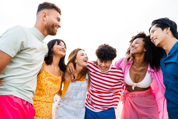 Gruppe junger bester Freunde, die sich im Freien verbinden