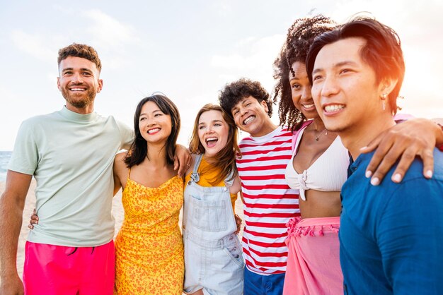 Gruppe junger bester Freunde, die sich im Freien verbinden