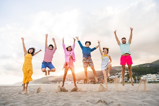 Gruppe junger bester Freunde, die sich im Freien verbinden