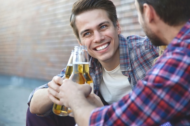 Gruppe junger bester Freunde, die Spaß mit Bier auf der Straße haben.