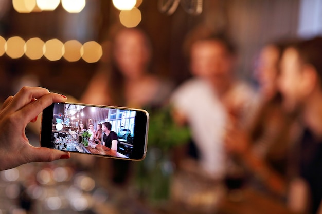 Gruppe junger Freunde beim Essen im Restaurant In