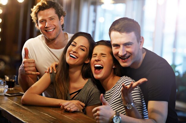 Gruppe junger Freunde beim Essen im Restaurant In