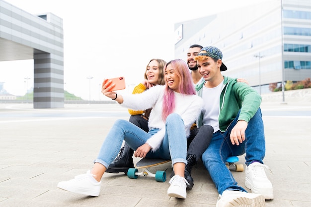 Gruppe junger Freunde, die ein Selfie in der Stadt machen