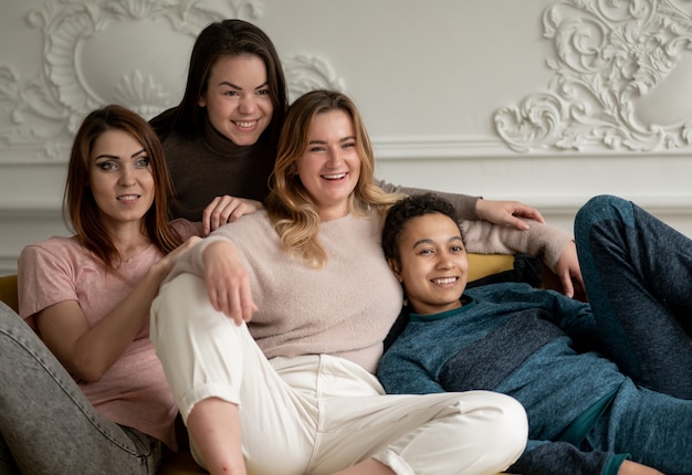 Gruppe junger Freundinnen, die zu Hause rumhängen. Freundschaft, Schönheit, Körper positiv und Menschen Konzept. Hochwertiges Foto
