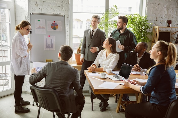 Gruppe junger Geschäftsleute, die ein kreatives Büro für Meetings haben