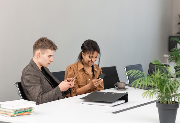 Gruppe junger Geschäftsleute, die im Büro arbeiten