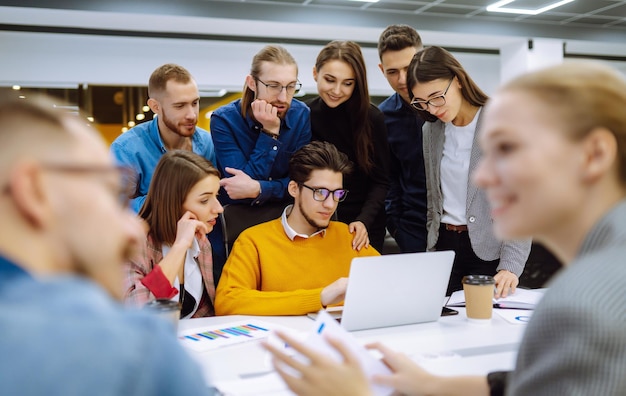 Gruppe junger Geschäftsleute, die im Büro zusammenarbeiten Planungsanalysearbeit in Teamarbeit