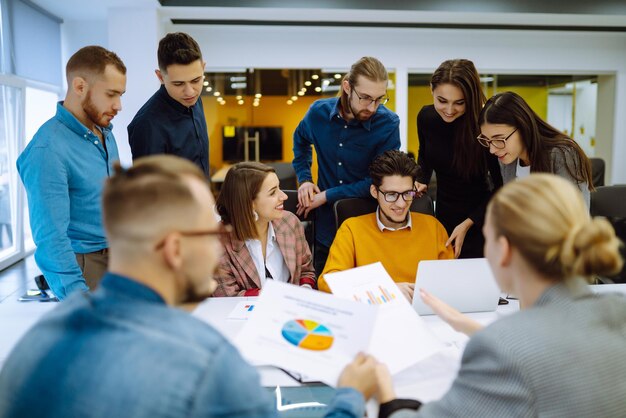 Gruppe junger Geschäftsleute, die im Büro zusammenarbeiten Planungsanalysearbeit in Teamarbeit