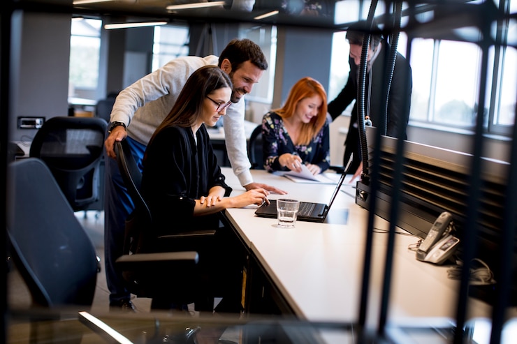 Foto gruppe junger geschäftsleute im modernen büro