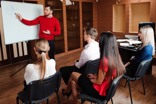 Gruppe junger Geschäftsleute in einem Treffen im Büro.