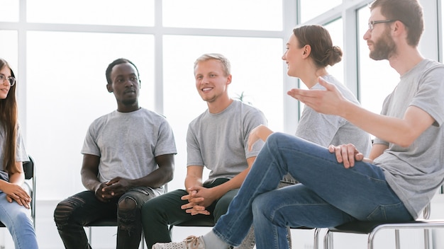 Gruppe junger Gleichgesinnter, die ihre Ideen diskutieren. Wirtschaft und Bildung