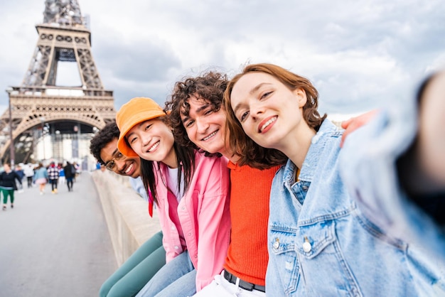 Gruppe junger glücklicher Freunde, die Paris und den Eiffelturm besuchen