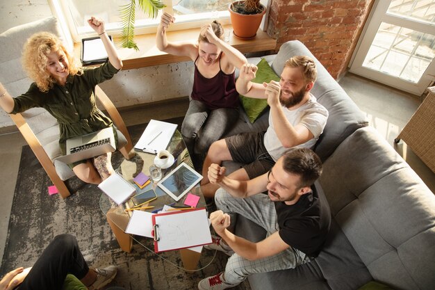 Gruppe junger kaukasischer Büroangestellter, die sich treffen, um neue Ideen zu diskutieren Kreatives Treffen