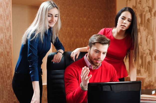 Gruppe junger Kollegen, die Laptop im Büro verwenden