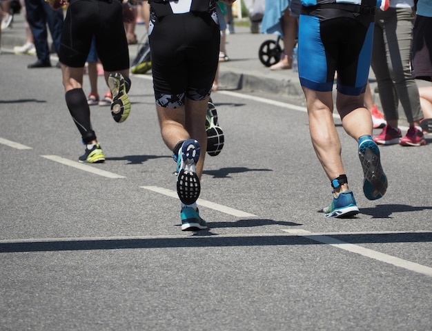 Gruppe junger Laufsportler in Joggingschuhen auf der Sportstrecke