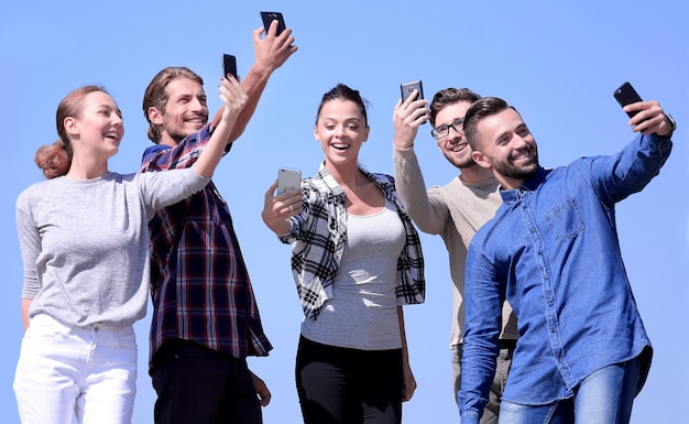 Gruppe junger Leute, die ein Selfie machen