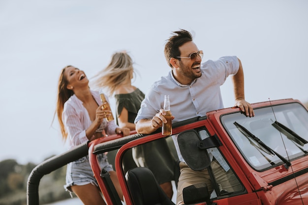 Gruppe junger Leute, die Roadtrip genießen