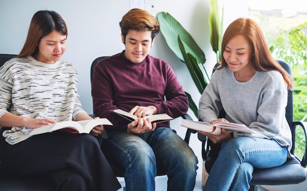 Gruppe junger Leute, die sitzen und gerne zusammen Bücher lesen?