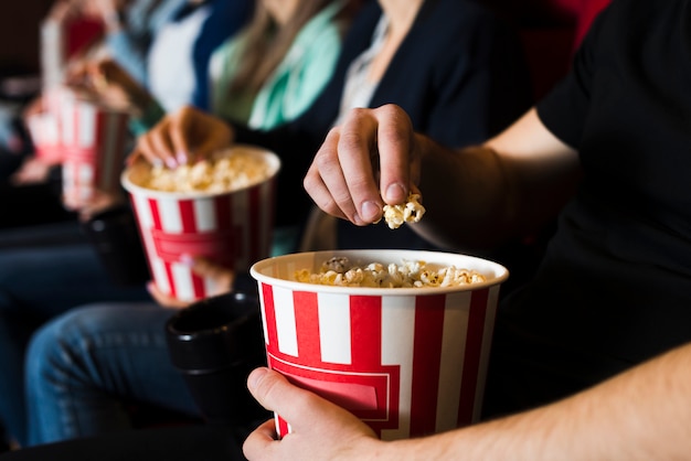 Foto gruppe junger leute im kino