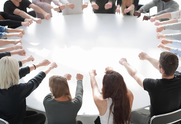 Gruppe junger Leute in einer Teambuilding-Klasse