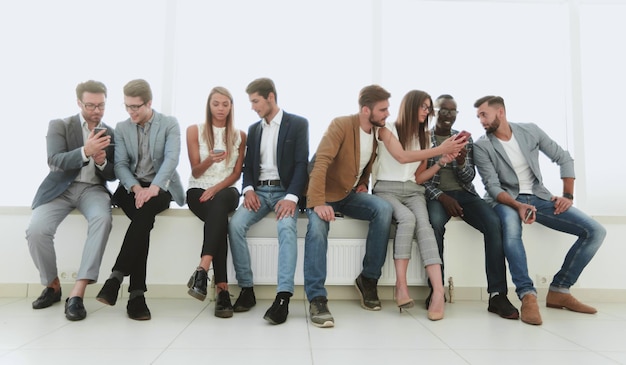Gruppe junger Leute kommuniziert im Wartezimmer