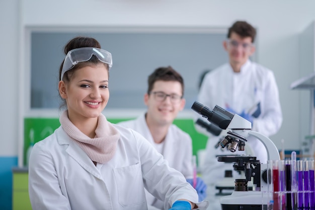 Gruppe junger Medizinstudenten, die gemeinsam im Chemielabor forschen, Teamwork von College-Studenten im Innenbereich