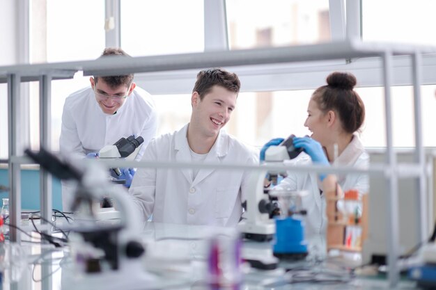 Gruppe junger Medizinstudenten, die gemeinsam im Chemielabor forschen, Teamwork von College-Studenten im Innenbereich