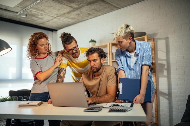 Gruppe junger Mitarbeiter, die gemeinsam an einem neuen Projekt arbeiten