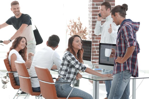 Gruppe junger Mitarbeiter in einem modernen Bürofoto mit Kopierraum