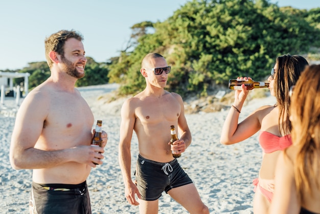 Gruppe junger multiethnischer Freunde Frauen und Männer